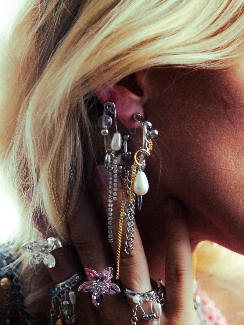 Imperdible Earrings | Bold Rhodium Plated Safety Pin & Pearl Statement Earrings - 图片 3