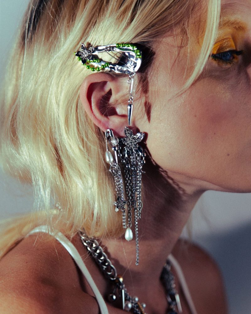 Imperdible Earrings | Bold Rhodium Plated Safety Pin & Pearl Statement Earrings - 图片 4