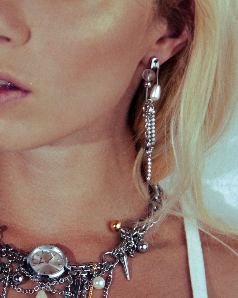 Imperdible Earrings | Bold Rhodium Plated Safety Pin & Pearl Statement Earrings - 图片 2