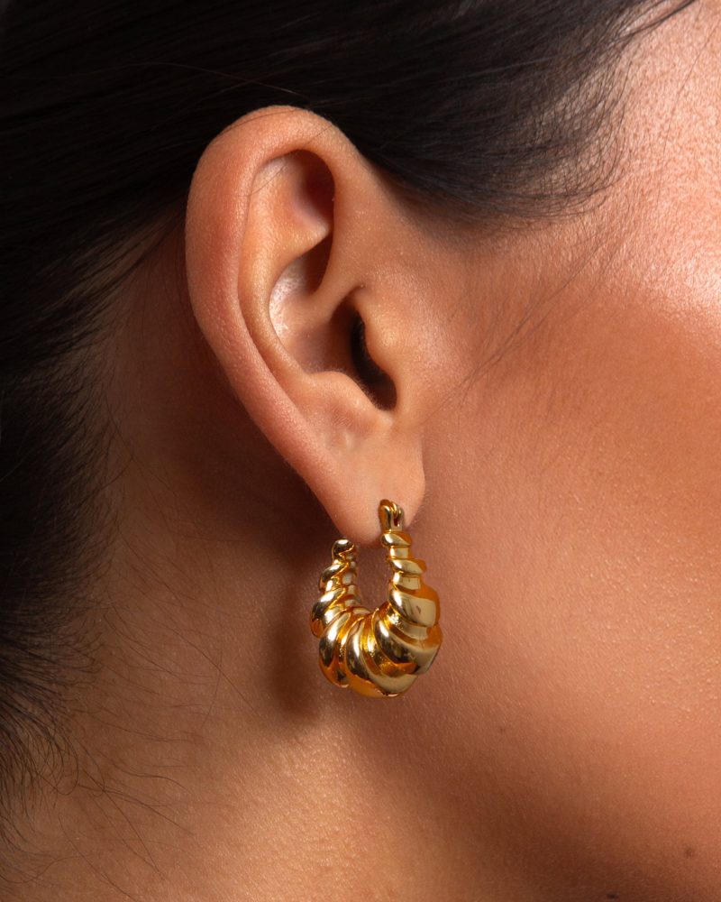 Croissant Hoop Earrings in Gold - 图片 2