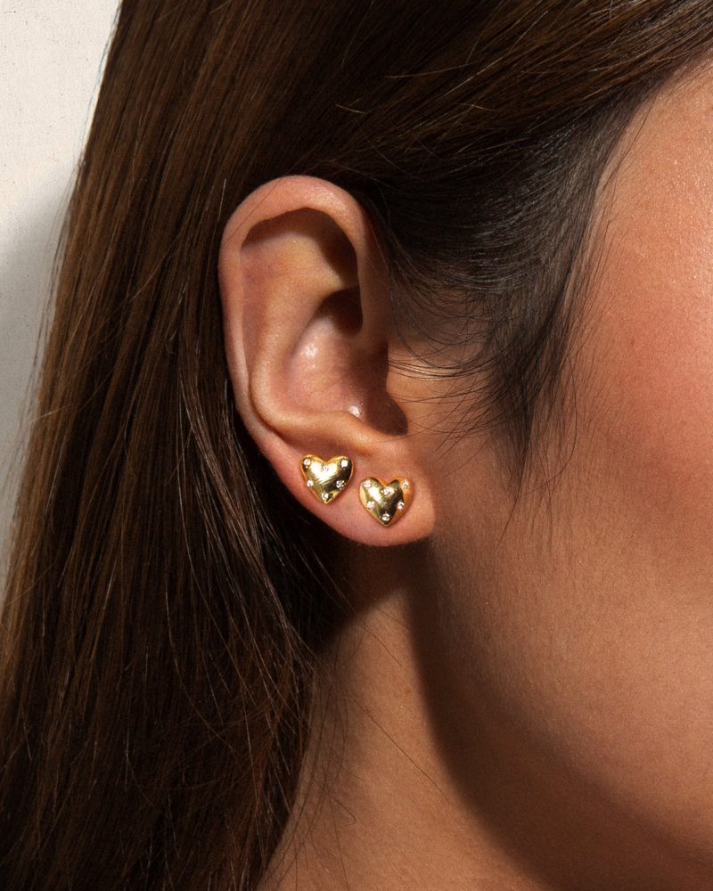 Juliette Heart Stud Earrings | 18K Gold Plated with White CZ Stones - 图片 2