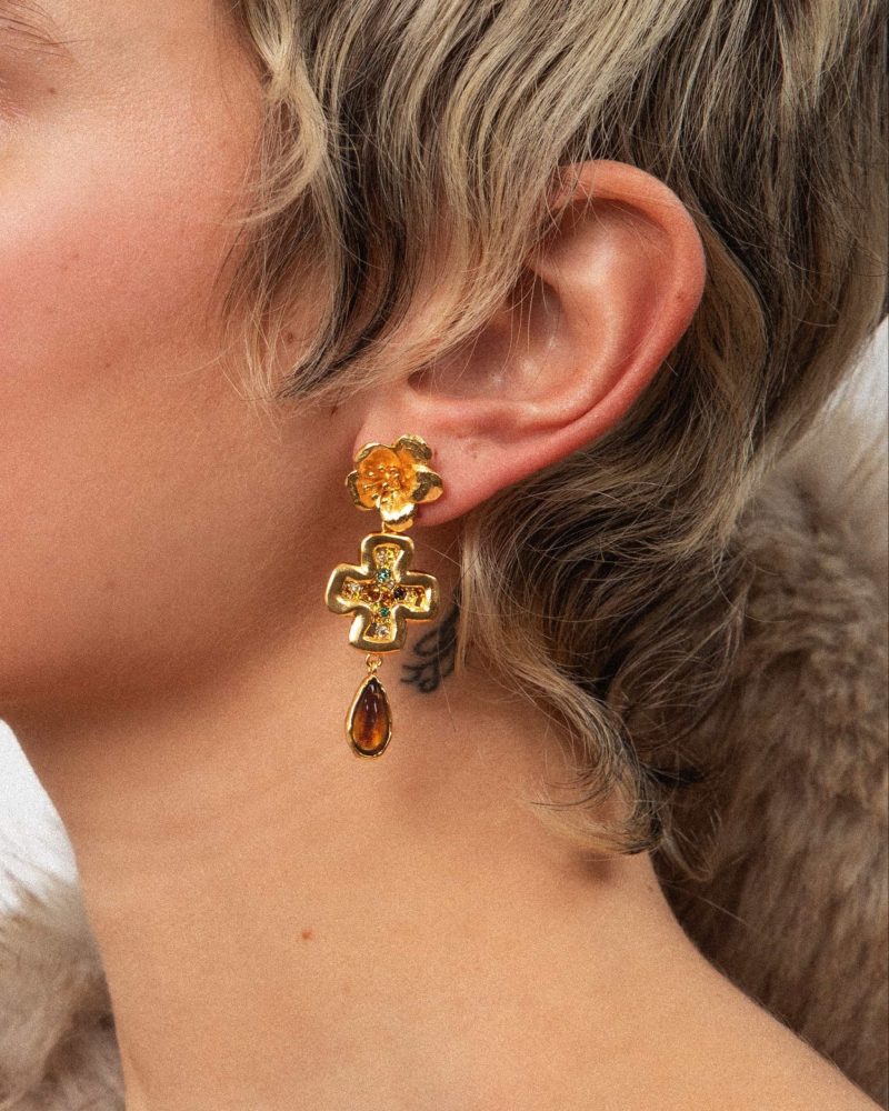 Amber Dew Floral Cross Earrings - 图片 2