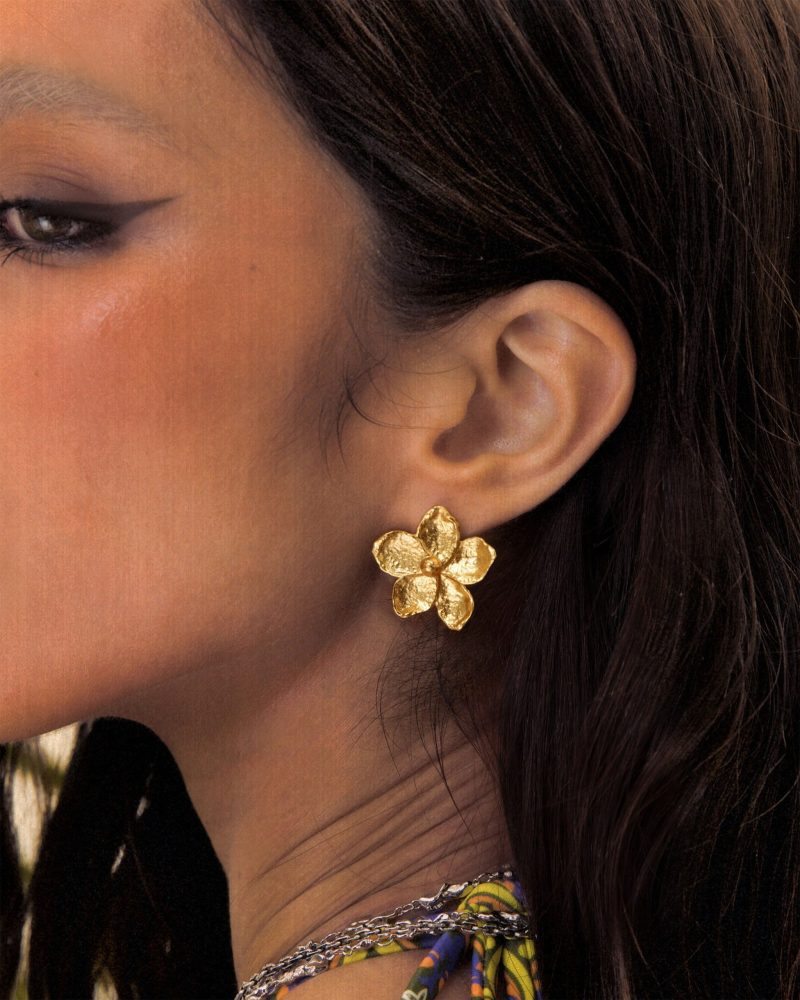 Gold Textured Floral Earrings | Elegant Statement Piece - 图片 2