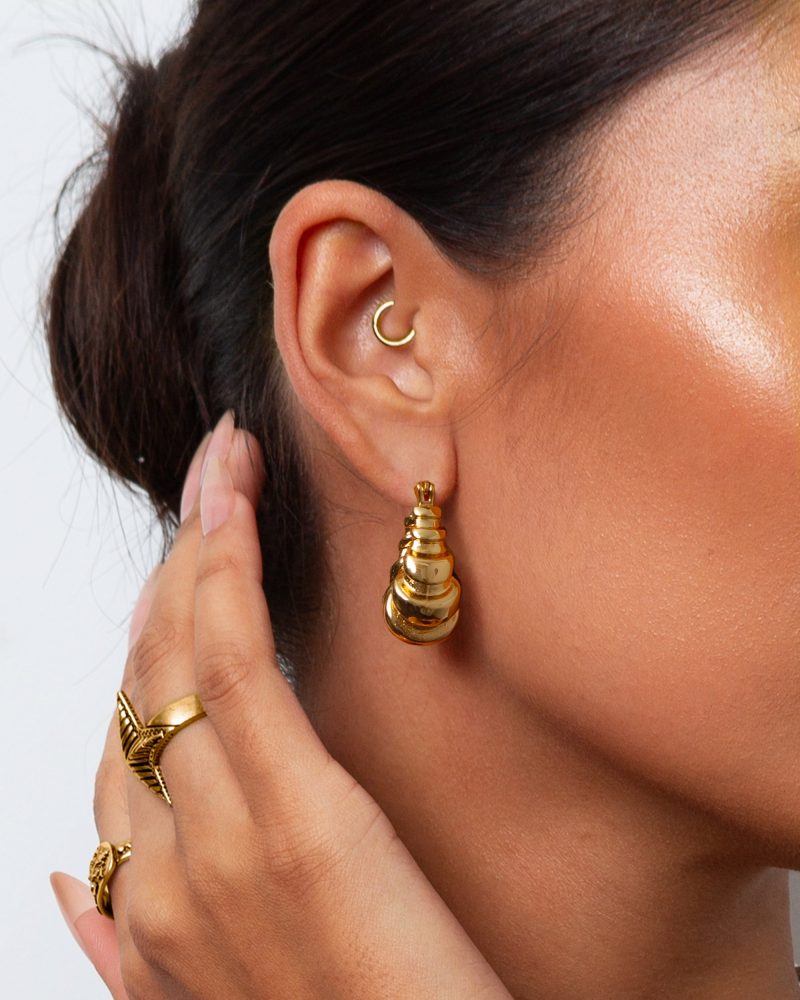 Croissant Hoop Earrings in Gold - 图片 3