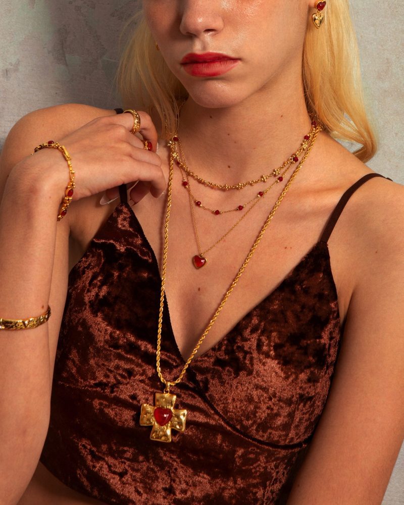 Heart of Clara Necklace | 18K Gold Plated Cross with Carnelian Heart - 图片 2