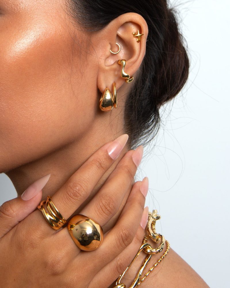 Gold Waterdrop Hoop Earrings | Elegant Statement Piece - 图片 4