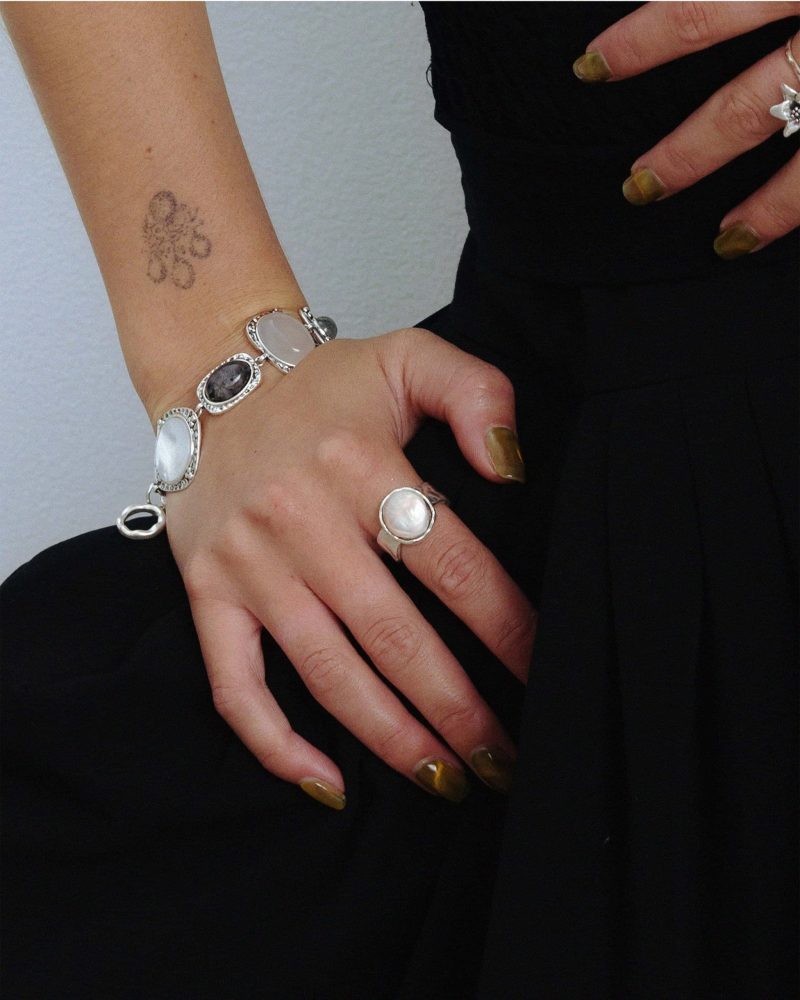 Iris Ring | Silver Plated with Baroque Pearl & Oxidized Finish - 图片 2