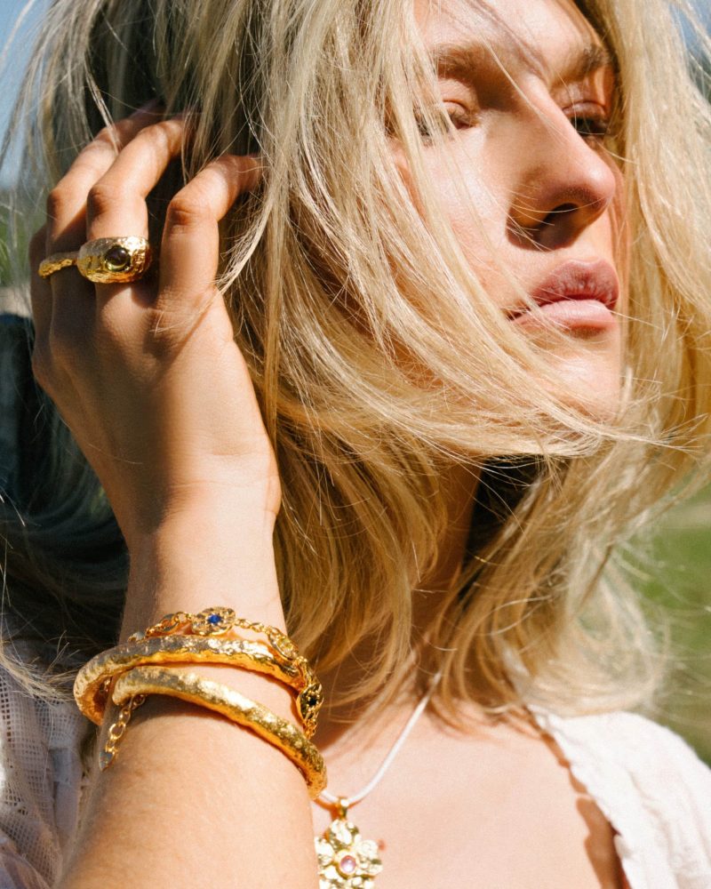 Lily Bangle | 18K Gold Plated Statement Cuff Bracelet - 图片 4