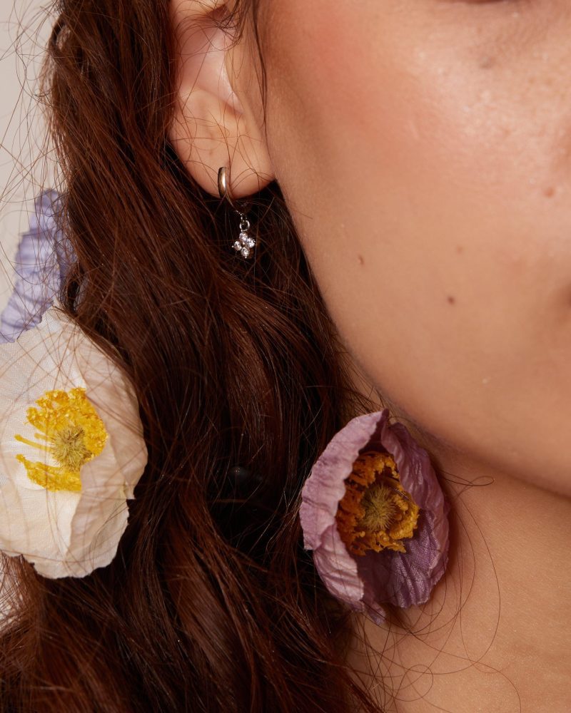 Clover Mini Hoop Earrings in Silver - 图片 2