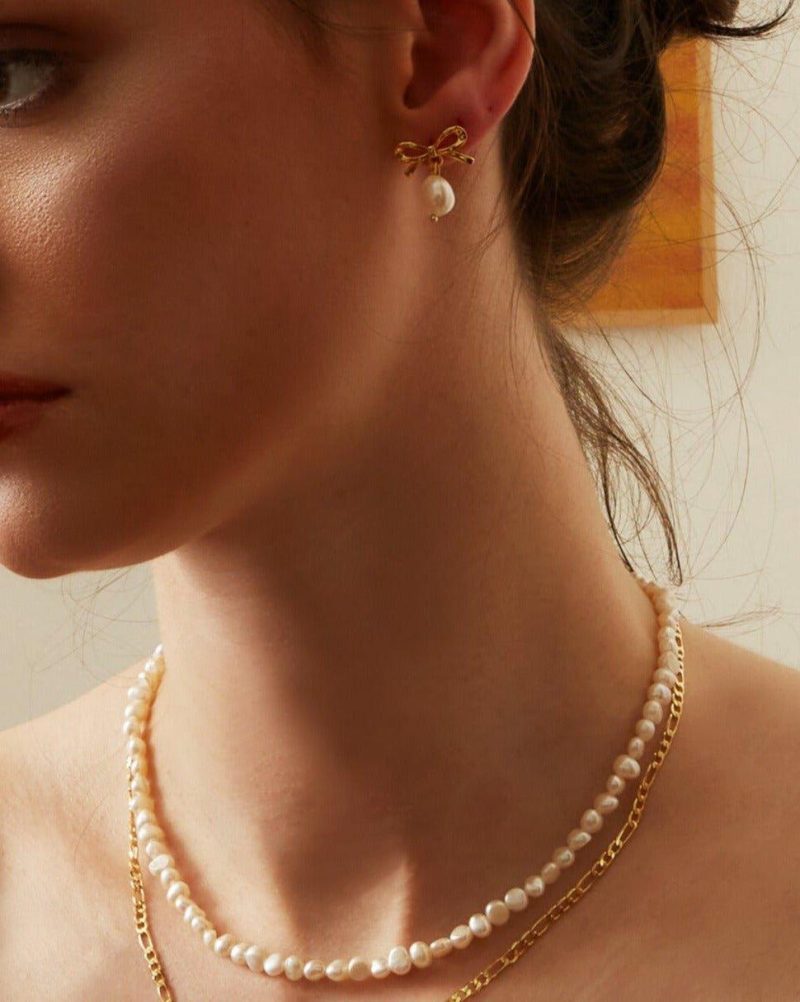 Gold Ribbon Pearl Earrings | Elegant Stud Earrings with Freshwater Pearls - 图片 2