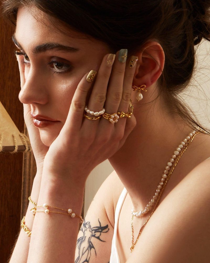 Gold Ribbon Pearl Earrings | Elegant Stud Earrings with Freshwater Pearls - 图片 4