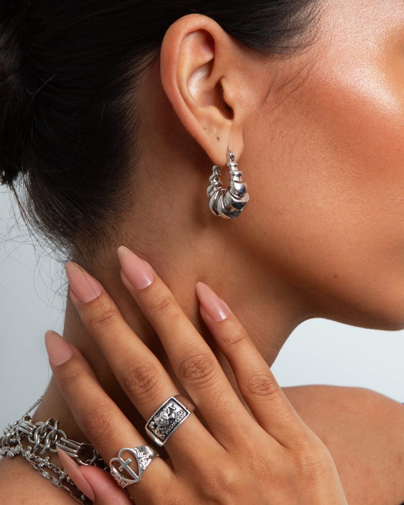 Croissant Hoop Earrings in Silver - 图片 2