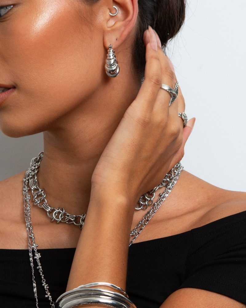 Croissant Hoop Earrings in Silver - 图片 3