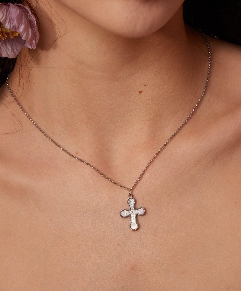 Mini Cross Pendant Necklace in Silver | Dainty & Timeless Design - 图片 2