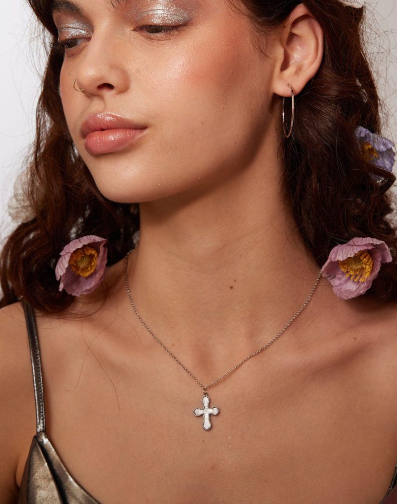 Mini Cross Pendant Necklace in Silver | Dainty & Timeless Design - 图片 3