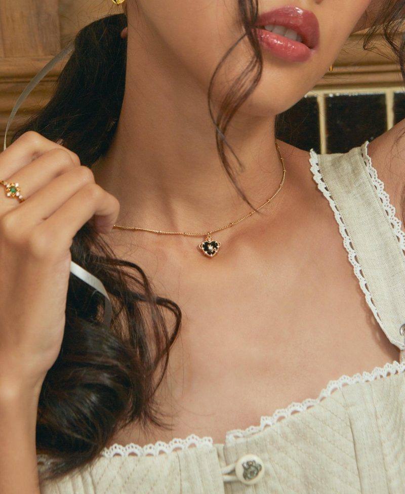 Mira Necklace | Gold Heart Pendant with Zirconia & Acrylic - 图片 2