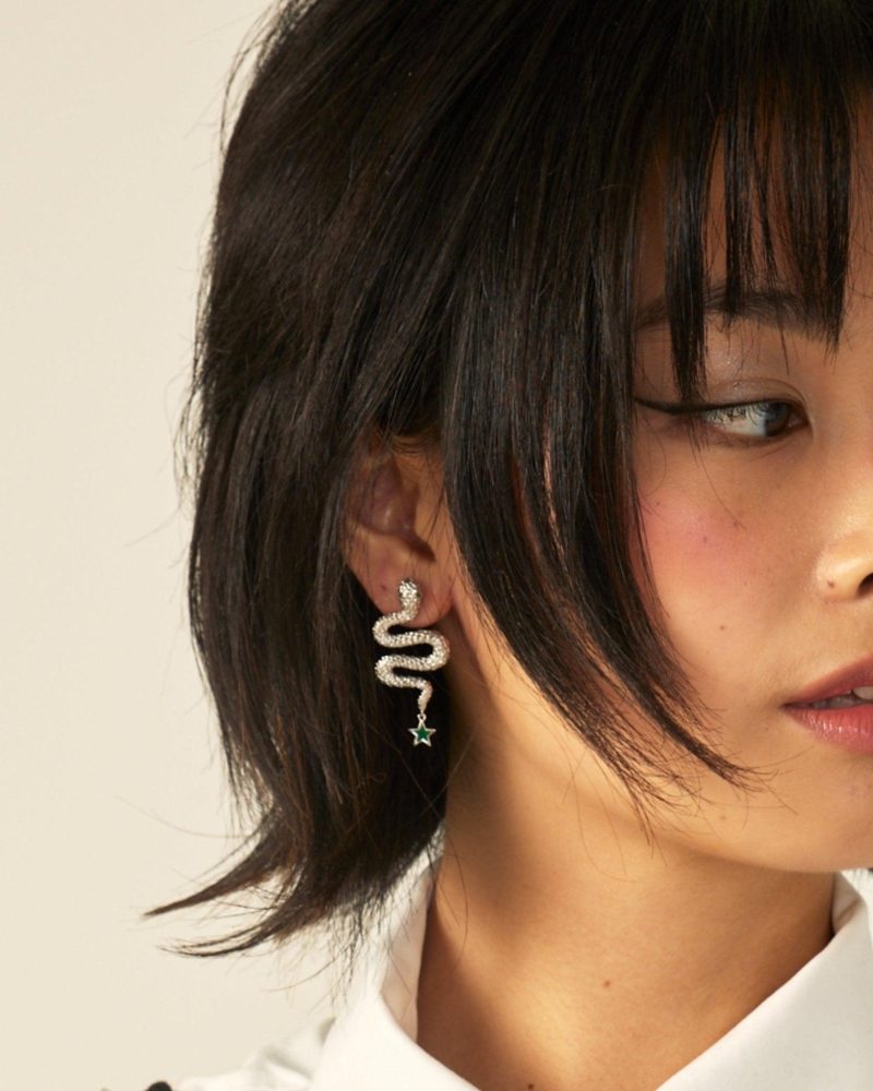 Striking Snake Earrings in Silver with Green Resin - 图片 2